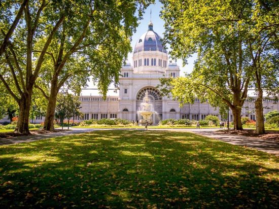 Melbourne City Oasis 2-Bedroom Art Deco Apartment with Gym, Carpark, Pool, Wine