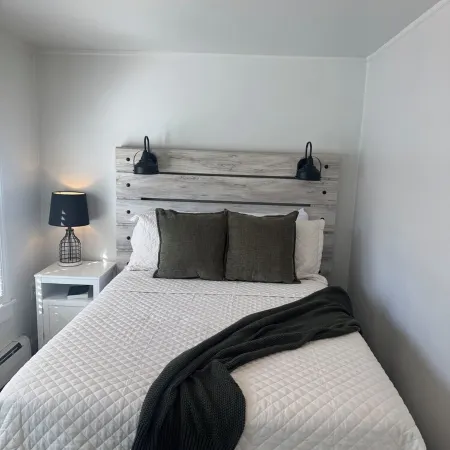 Cozy Retreat • Fireplace Loft •Walk to Park & Lake