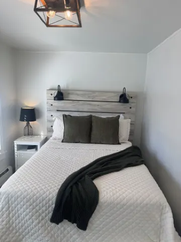 Late Summer Retreat • Firepit • Lake • Downtown!