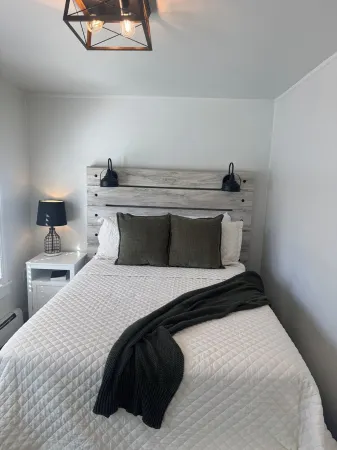 Late Summer Retreat • Firepit • Lake • Downtown! Отели рядом с достопримечательностью «Университет Висконсин в Ошкош»