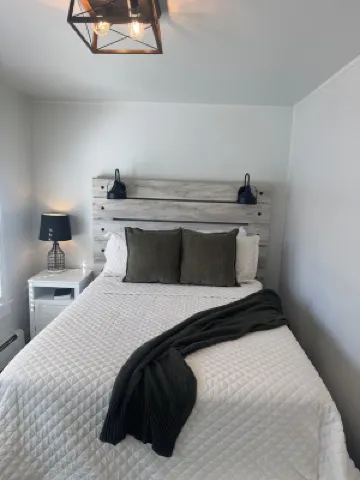 Late Summer Retreat • Firepit • Lake • Downtown!