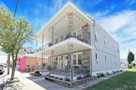 Comfortable 2BR - 1.5 Blocks to Beach, Boardwalk, Convention Center! Отели рядом с достопримечательностью «Wildwood Boardwalk»
