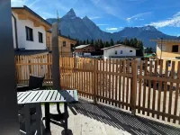 Chalet apartment with panoramic mountain views at the foot of the Zugspitze Hotel a Ehrwald