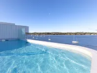 Exquisite 1-Bed Apartment with Bay Views