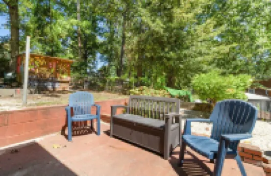 Spacious Open Floor Plan. 5 Beds. 5 TVs Art.
