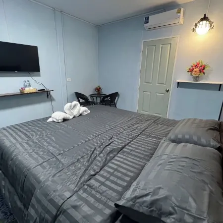 SS GUESTHOUSE Отели рядом с достопримечательностью «Big C Банг Пли»