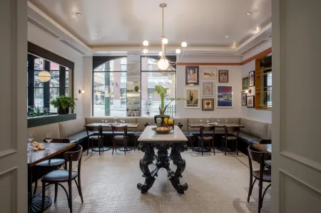 Opus Vancouver Отели рядом с достопримечательностью «Maple Tree Square»