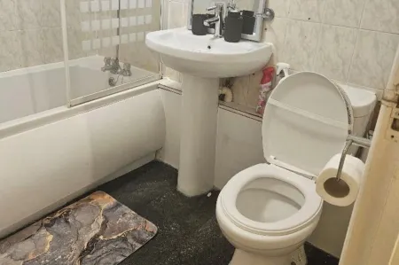 1 Bed House Sleeps 2 -Free Parking -Tv