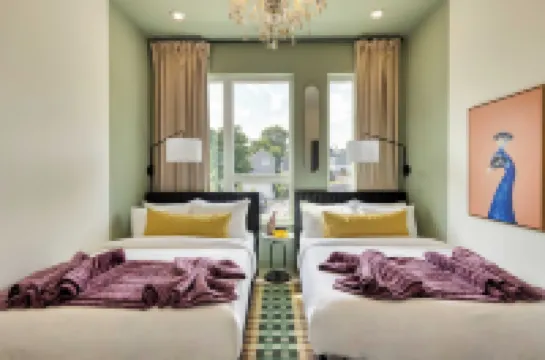 Colorful 4BR w/ Artful Design, Dining & Easy Access to Broadway The Bloom House by Avantstay