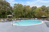 Spark by Hilton Atlanta Airport South College Park - Pool