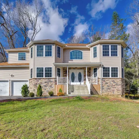Hot Tub + Lake Access: Spacious Tobyhanna Home