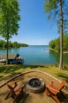Scenic Lake View and Kayak Access - Breathtaking Lakeside Haven Hotel a Mountain Creek