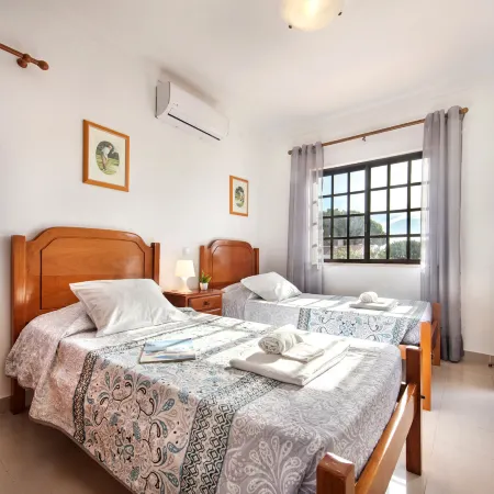 Spacious 4 Bedroom Villa, Private Pool, Free Air Conditioning and Wifi