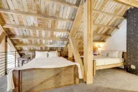 'the Townhall' Northwoods Retreat w/ Large Patio! - 2-Sterne