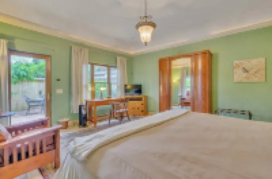 Cypress House & Studio, Walk to Healdsburg Plaza 3 Bedroom Home by Redawning