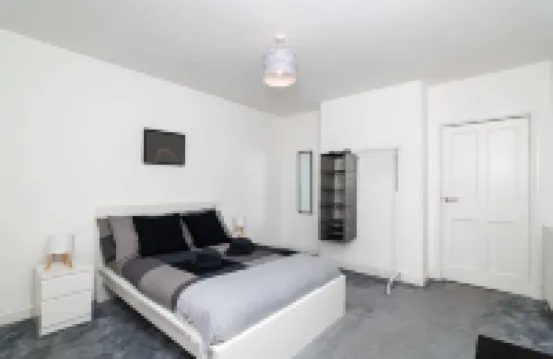 寬敞的三卧室房屋帶停車位 酒店