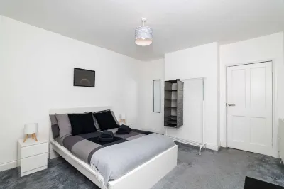 寬敞的三卧室房屋帶停車位 酒店