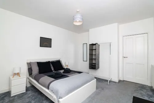 Spacious 3 BED House With Parking