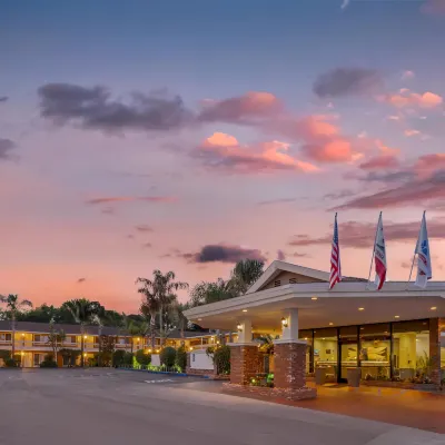 Best Western Plus Carriage Inn Отели рядом с достопримечательностью «Центр Гетти»