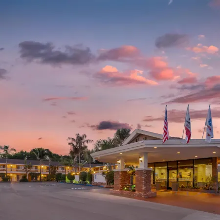 Best Western Plus Carriage Inn Отели рядом с достопримечательностью «Центр Гетти»