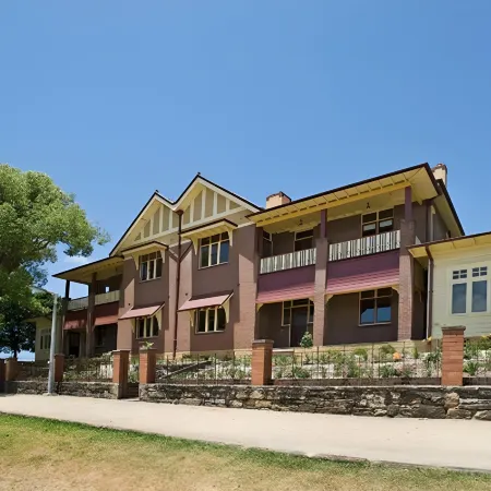 Cockatoo Island Accommodation Отели рядом с достопримечательностью «Пристань для яхт «Камеронс»»