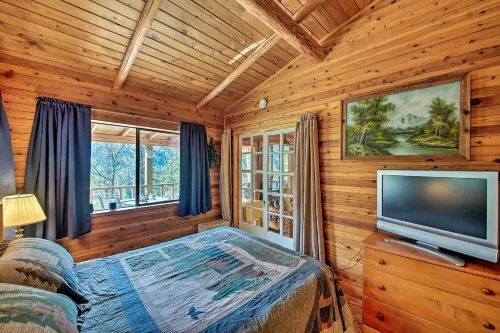 Private 'Yaak River Hideaway' w/ Deck & Mtn Views! - parking