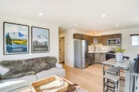 Modern Erie Home - Walk to Downtown! -  Privatzimmer