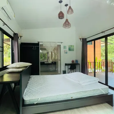 บ้านสกุลลี-House of Lee โรงแรมใกล้Culture Center of Thai Mueang District