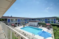 Motel 6 Windsor Locks, CT - Hartford - Pools