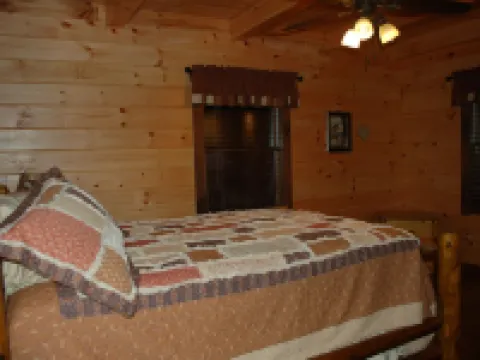 Secluded 3-bedroom cabin on 42 wooded acres with fishing pond, AC, WiFi Hotels in Coshocton County