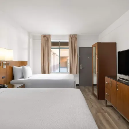 Ramada Suites by Wyndham San Diego Отели рядом с достопримечательностью «Мишен-Вели»