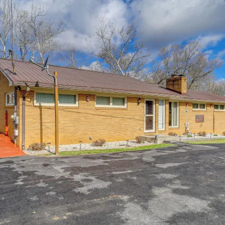 Bristol Retreat w/ Creek Access: 2 Mi to Dtwn