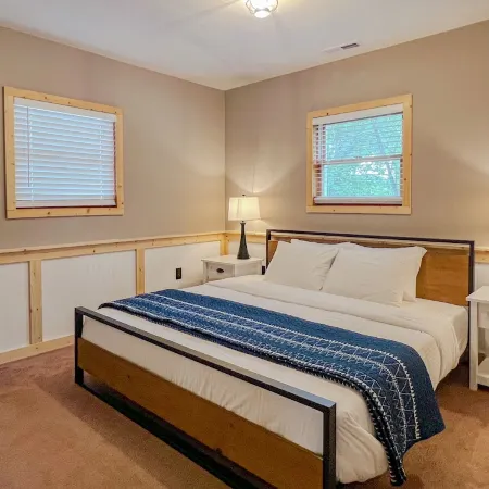 Cozy fireplace, indoor and outdoor games, records!