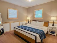 Cozy fireplace, indoor and outdoor games, records!