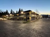 Shasta Vista Inn & Suites Hotels in Weed