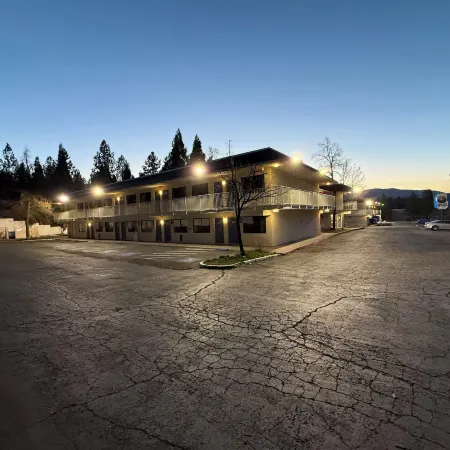 Shasta Vista Inn & Suites