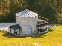 Restored Grain Bin with Hot Tub, King Bed, Vending Machine. Dog-Friendly!