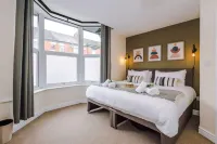 Modern Apartment Perfect for Business Sleeps 4 - balcony