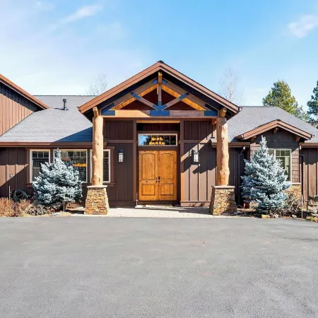 Mulligan Estate by Avantstay Sunriver Retreat + Hot Tub + Game Room + Bikes + Near Trails & Golf