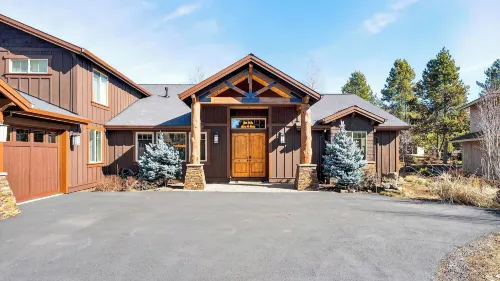 Mulligan Estate by Avantstay Sunriver Retreat + Hot Tub + Game Room + Bikes + Near Trails & Golf - Country Houses