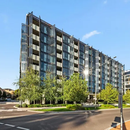 Bright Unit With Secure Parking and Garden Access