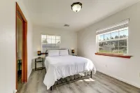 Crescent City Home w/ Hot Tub: Half-Block to Beach - parkir