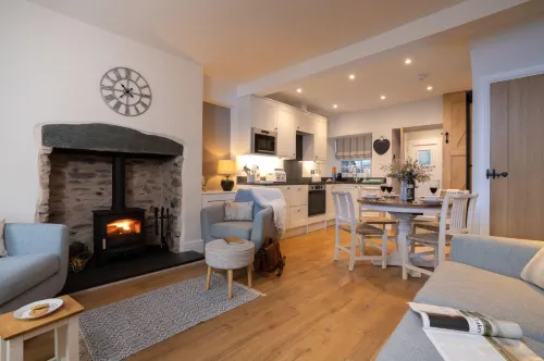 Dormouse Cottage  with Log Burner   Parking by LetMeStay - balcony