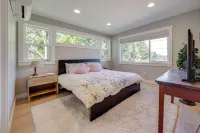 Rooftop Deck + Private Patio! West Seattle Home - Country Houses