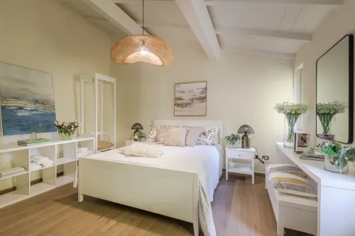 The Crystal Vine Lounge - Boutique