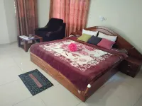 Renajoe Exclusive Guesthouse Tema Community 9 - parking