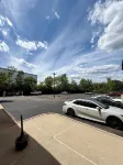 Ramada by Wyndham Glendale Heights/Lombard - Parkplatz