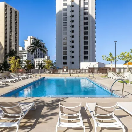 36th Floor Deluxe Ocean View Condo with Free Parking & Wifi