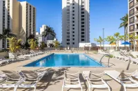 36th Floor Deluxe Ocean View Condo with Free Parking & Wifi - Bungalows