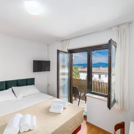 Charming Studio Rental in Malinska with Garden View